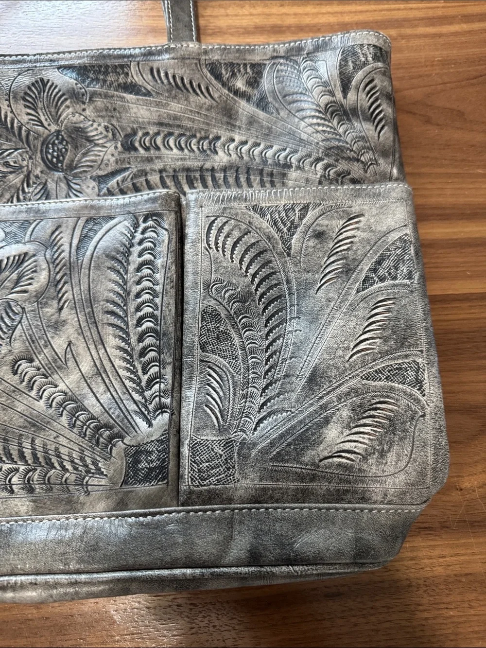 Leaders in leather bag - Picture 4 of 13